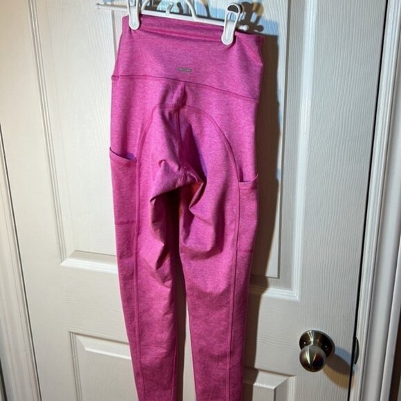 Size small aerie pink, athletic leggings made of polyester and elastane - Picture 4 of 6